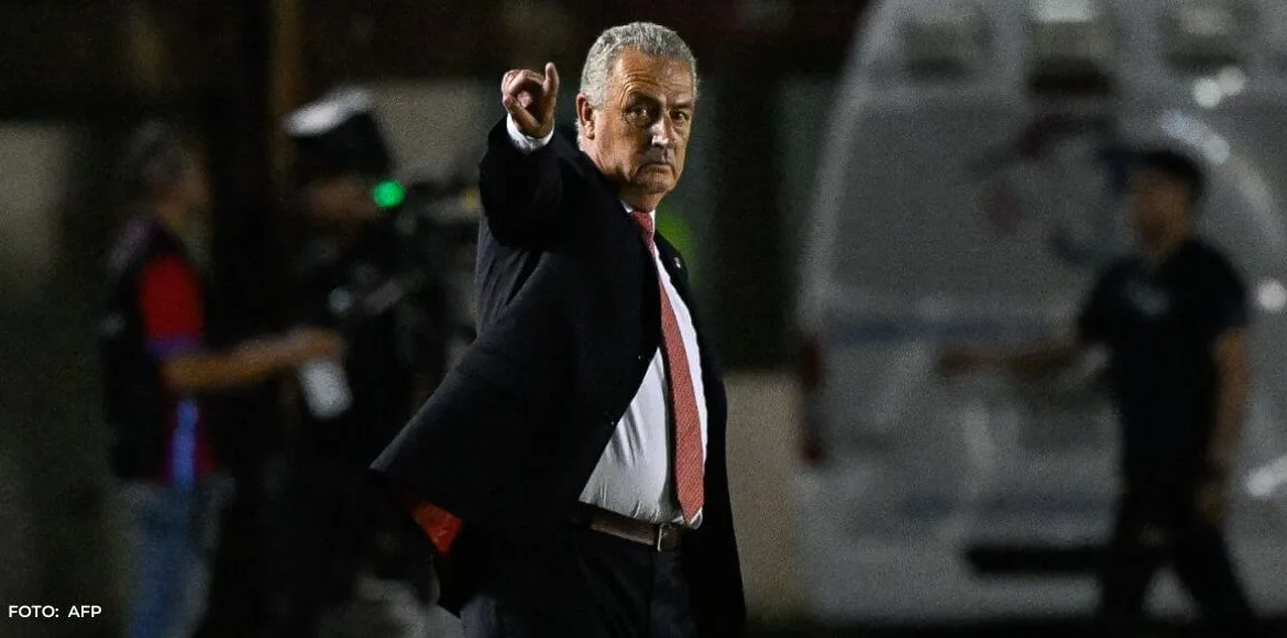 Técnico del fútbol nacional defiende a Gustavo Alfaro y pide que lo “dejen trabajar”